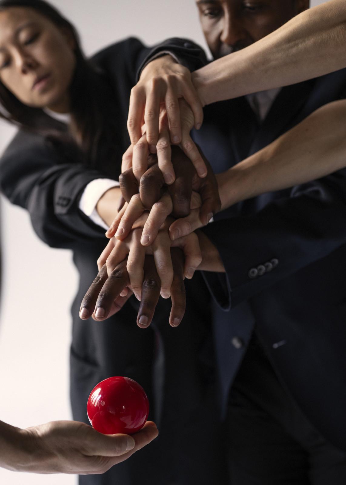 Heka - Gandini Juggling (c) Camilla Greenwell